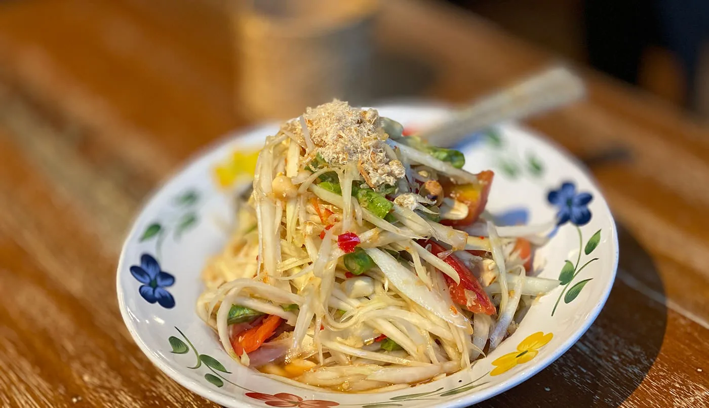100 Mahaseth - som tam green papaya salad