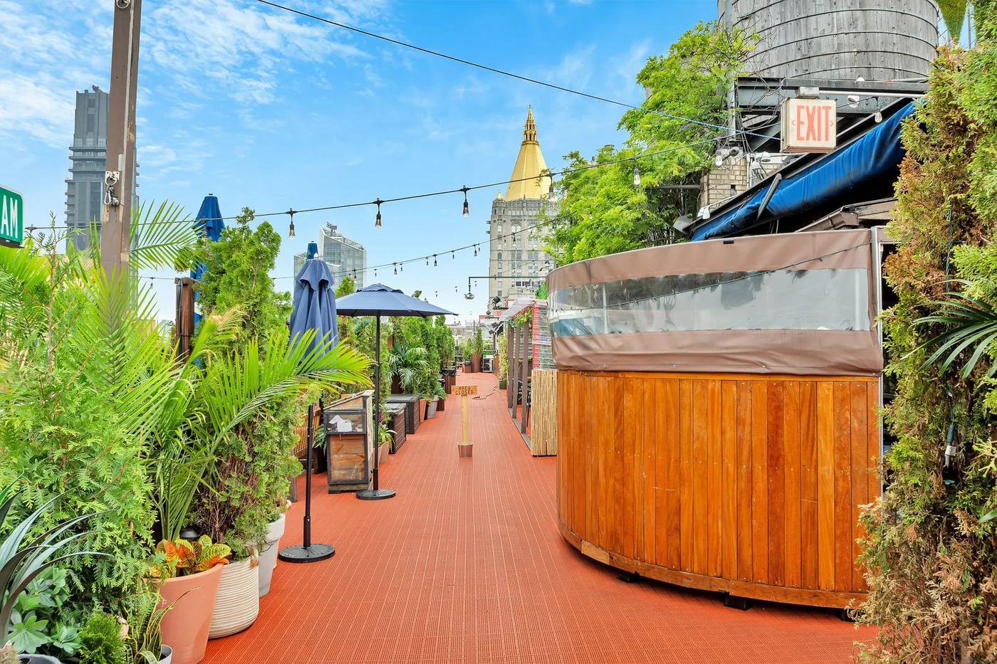 230 Fifth Rooftop - open air terrace met life tower view