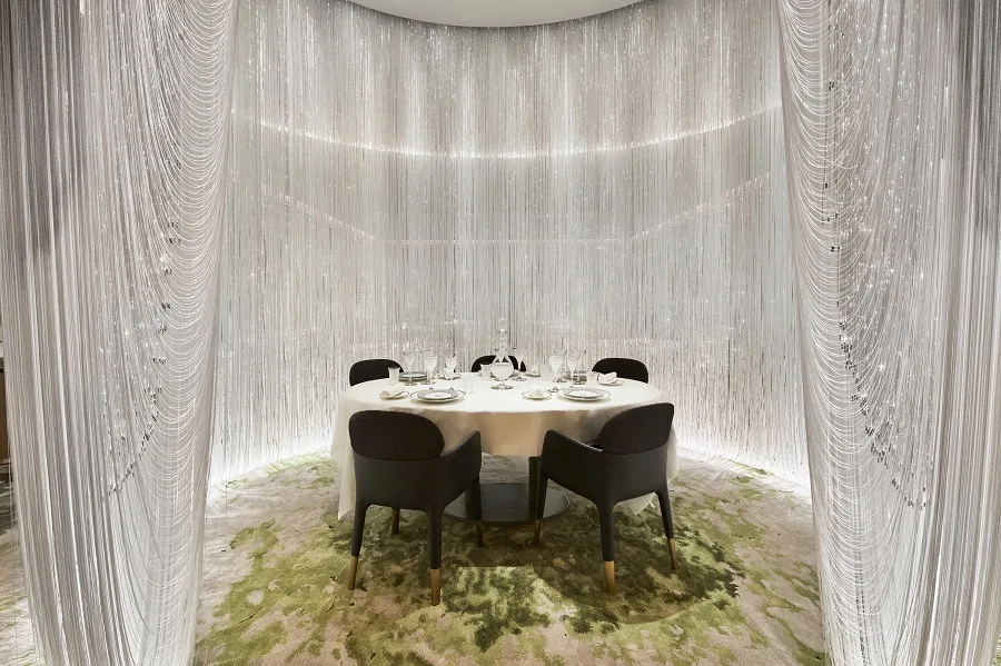 Alain Ducasse at The Dorchester - table lumiere decor