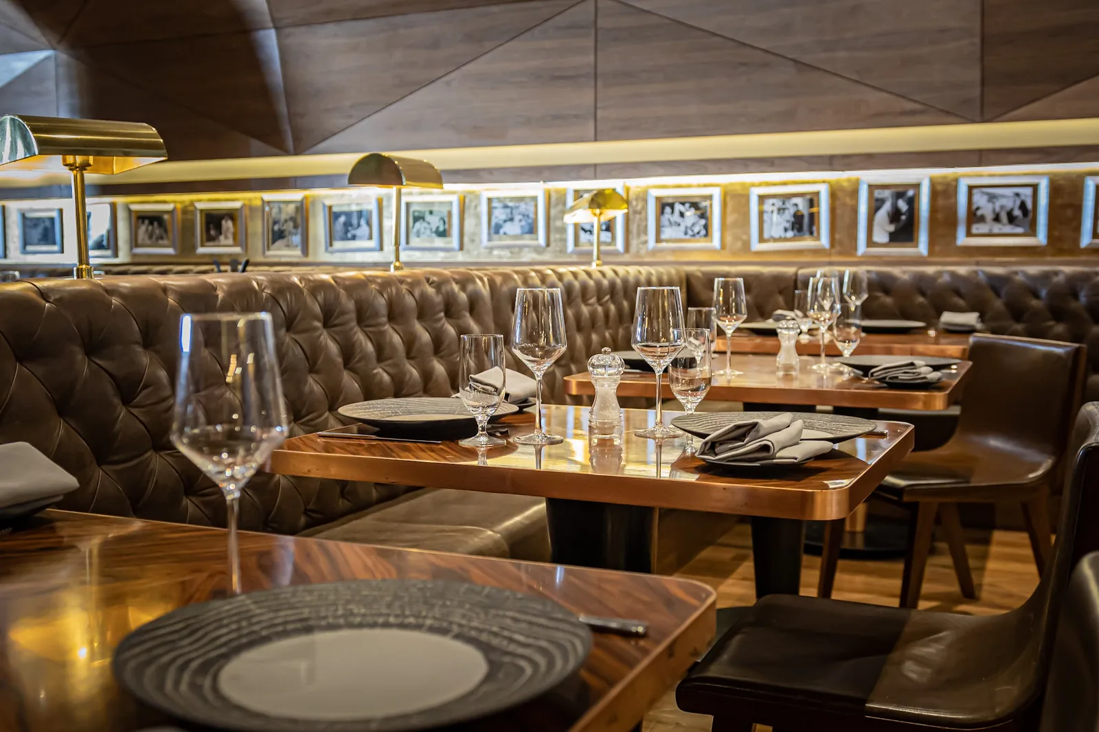 Alfredo Di Roma - Polanco - banquette seating along the framed photo