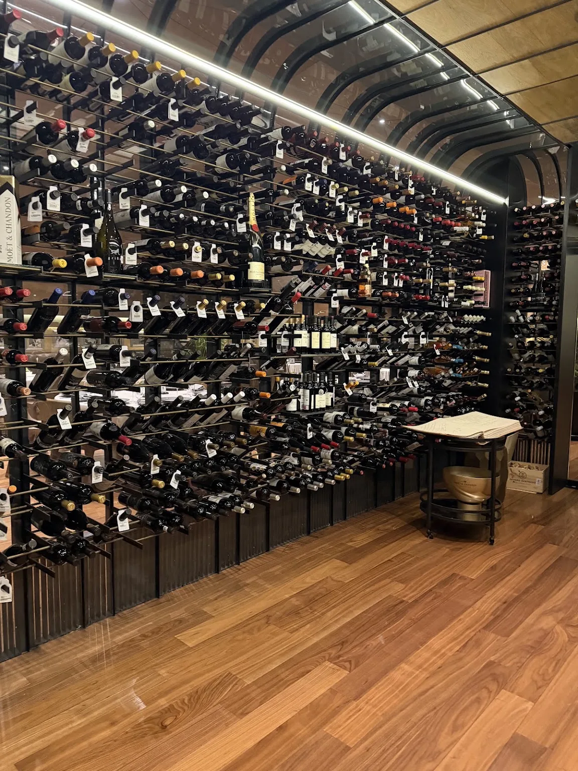 Alfredo Di Roma - Polanco - wine cellar wall