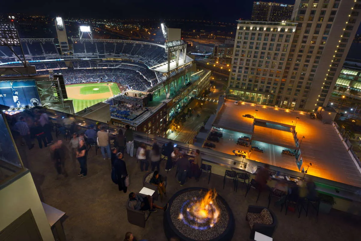 Altitude Sky Lounge - rooftop bar