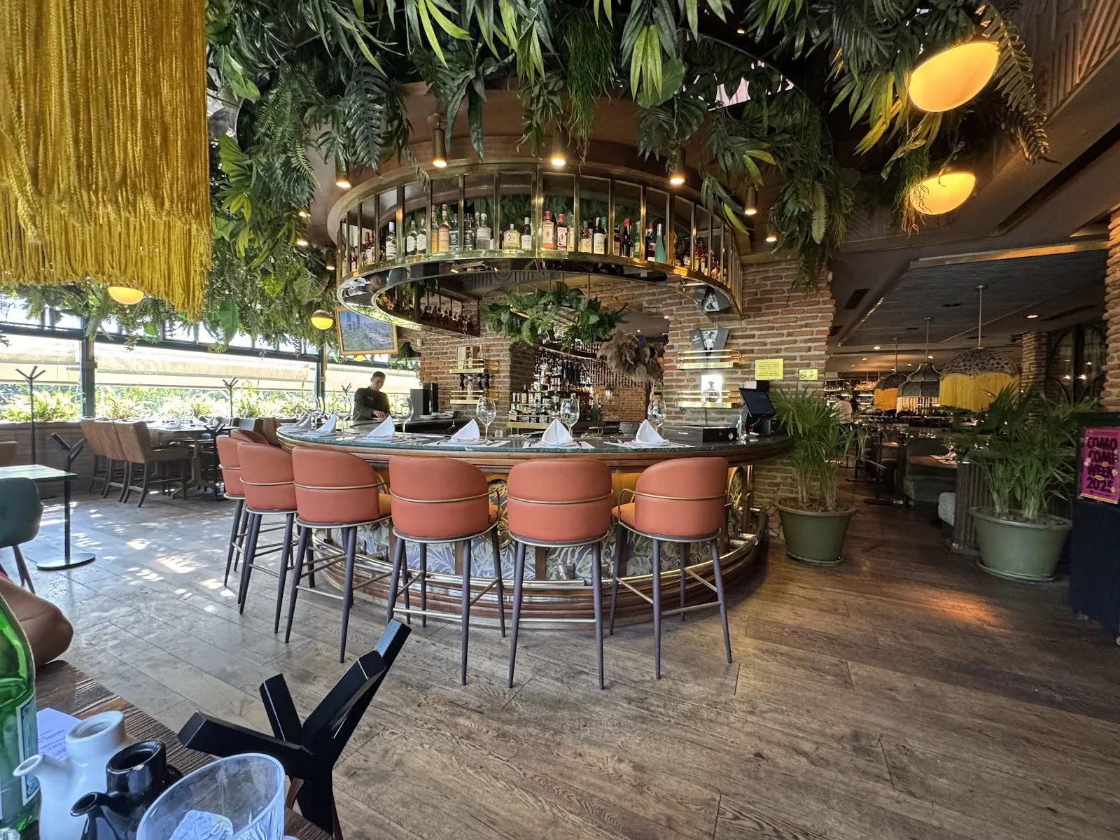 Animal - Masaryk - interior circular bar orange stools