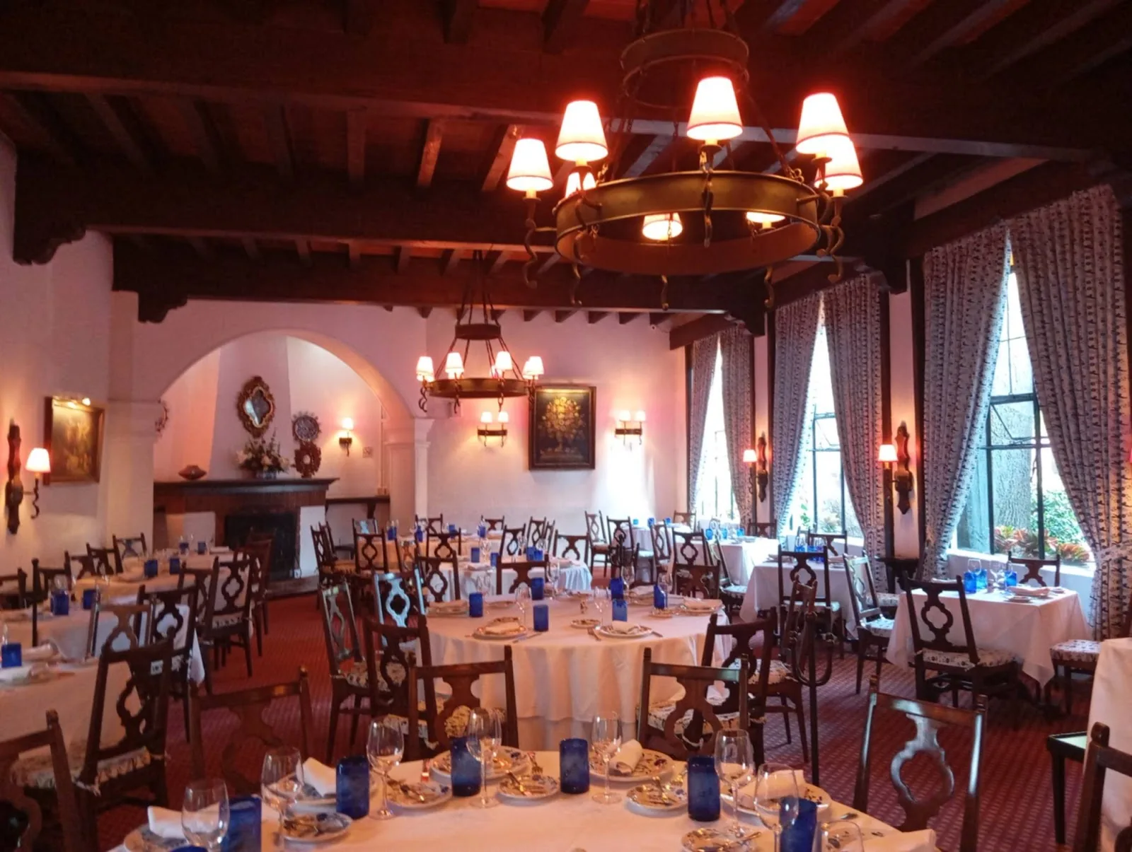 Antiguo San Angel Inn - red walled dining room