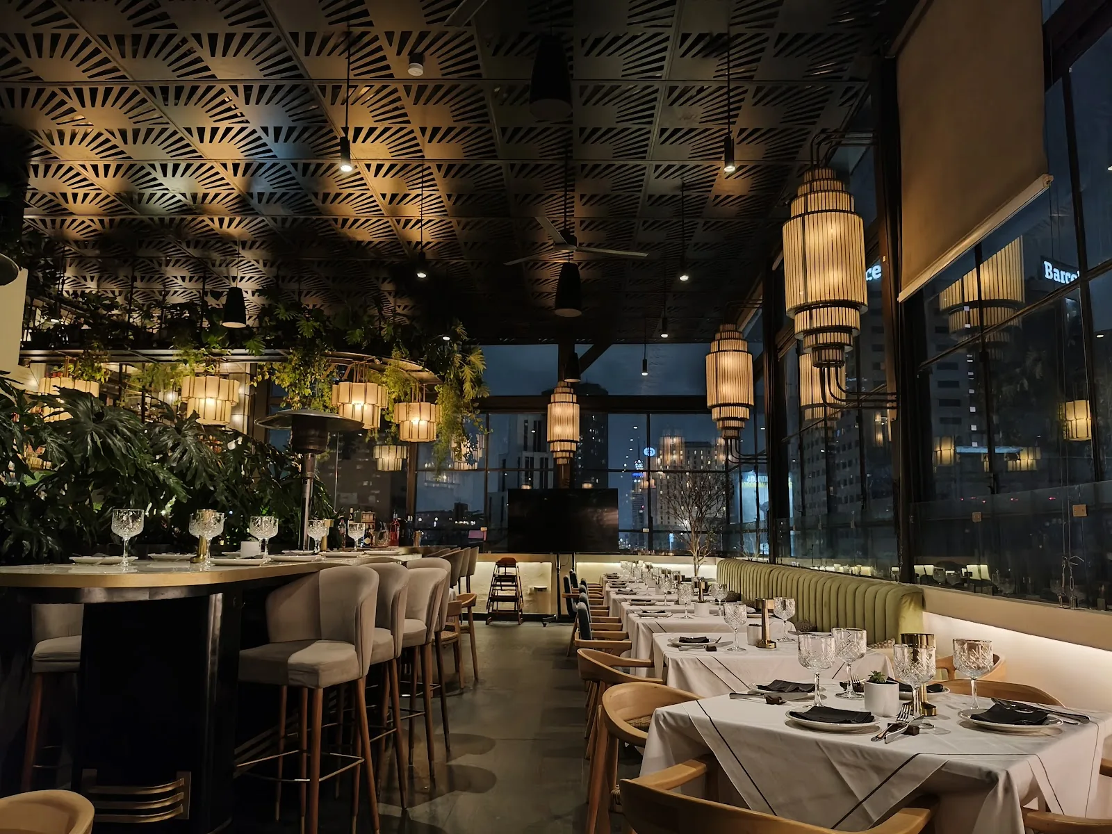 Arango - interior dining room lattice ceiling