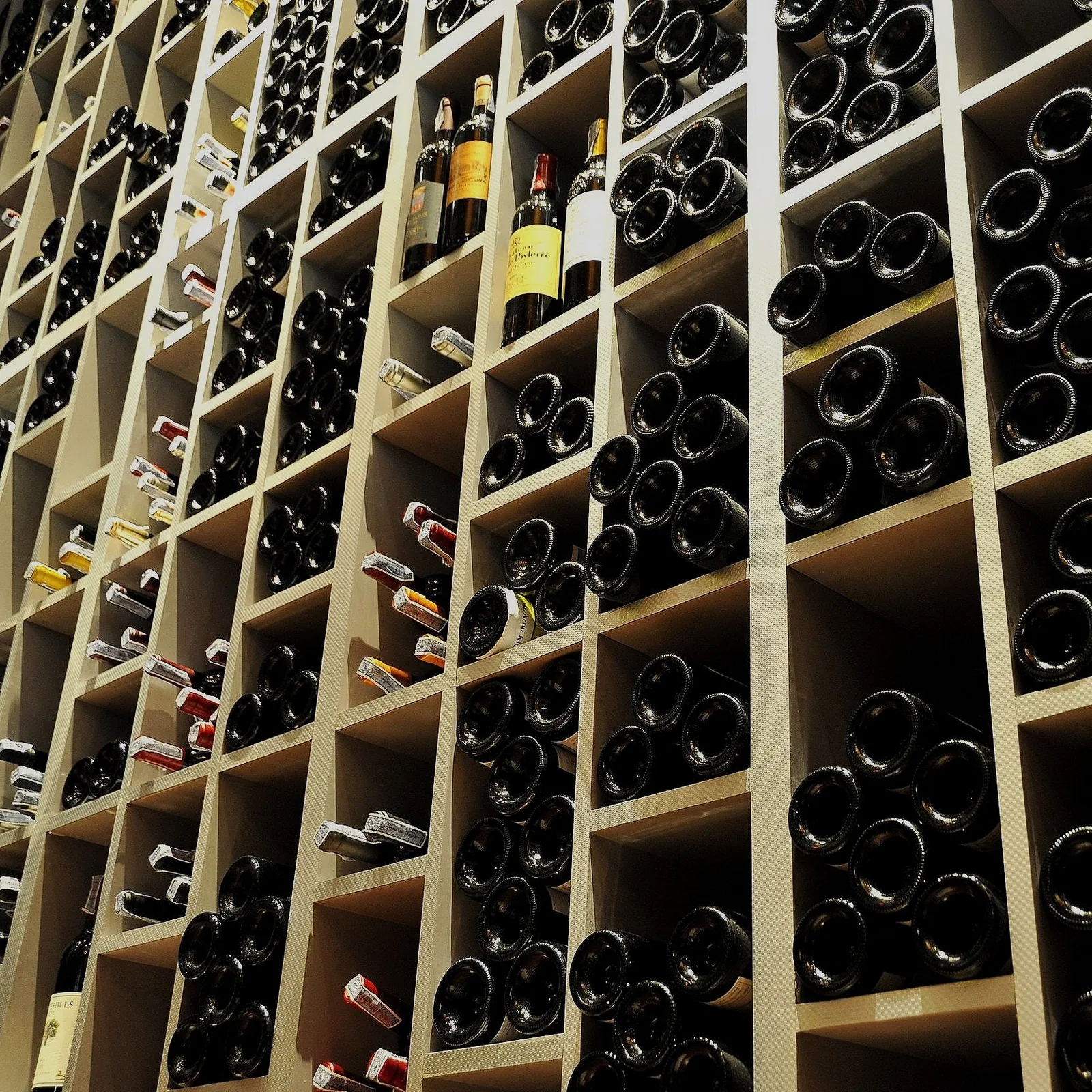 ARTUR - wine cellar wall