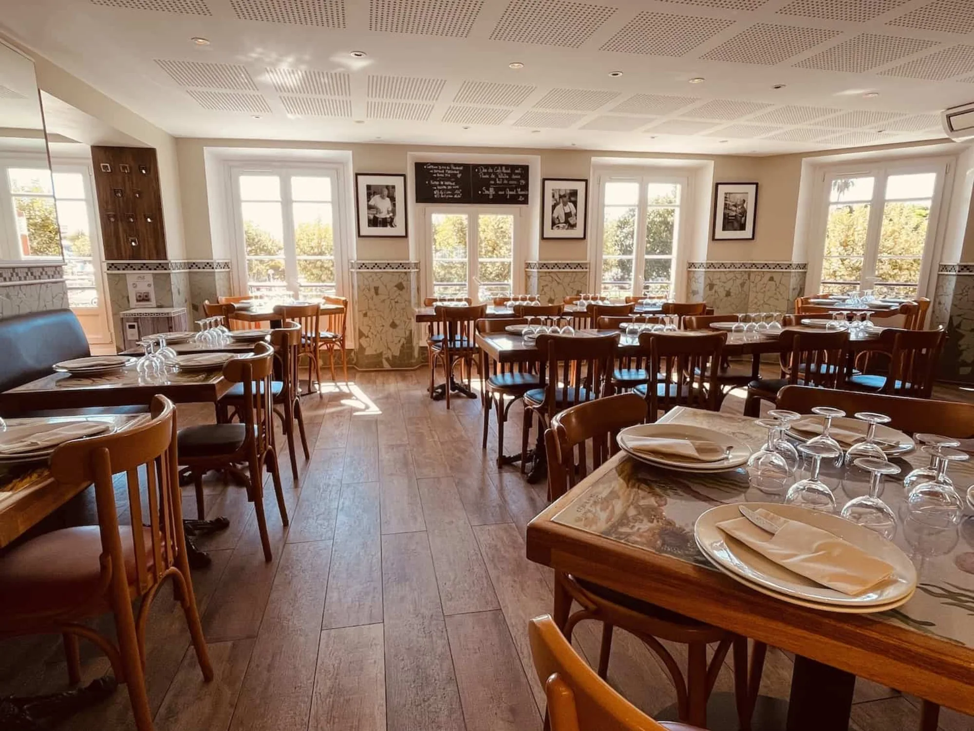 Astoux et Brun - brasserie tables