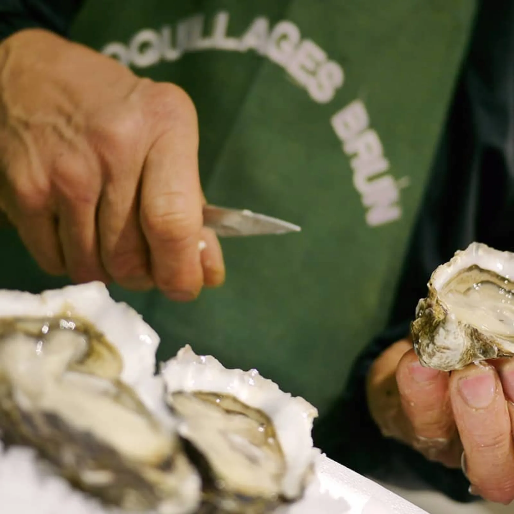 Astoux et Brun - ecailler shucking oysters