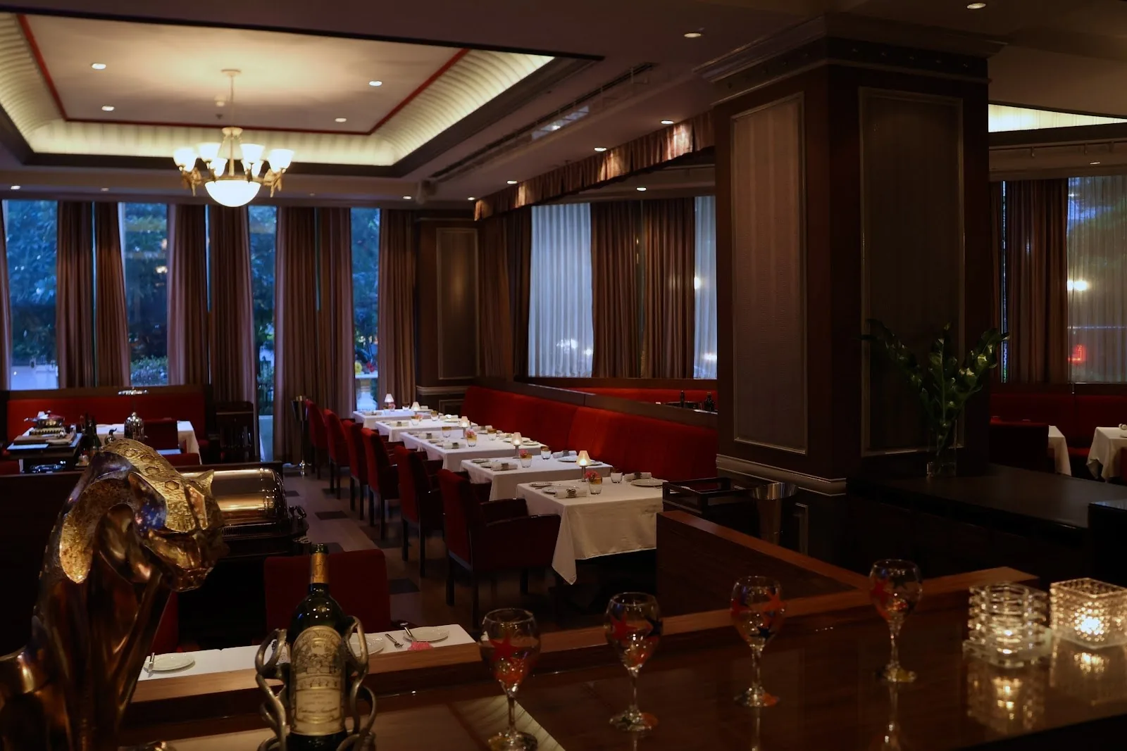 Babette's The Steakhouse - main dining room chandelier