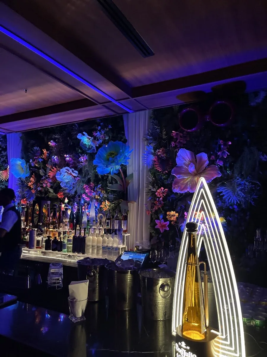 Baccarat Bangkok - fix wide botanical lounge with floral wall backlit bar room view