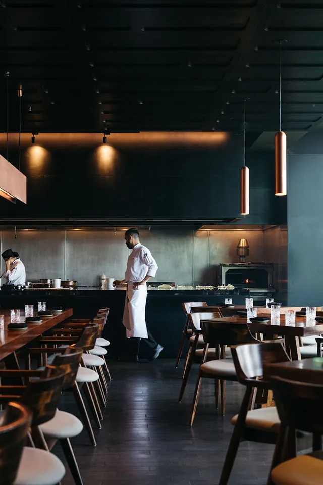 Bajel - dining room with chef