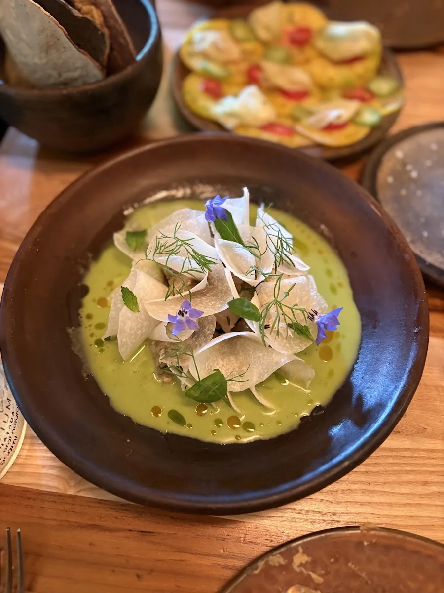 Baldio - green mole with flowers