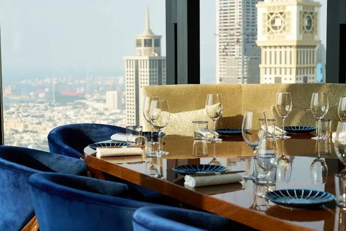 Bar des Pres - skyline table