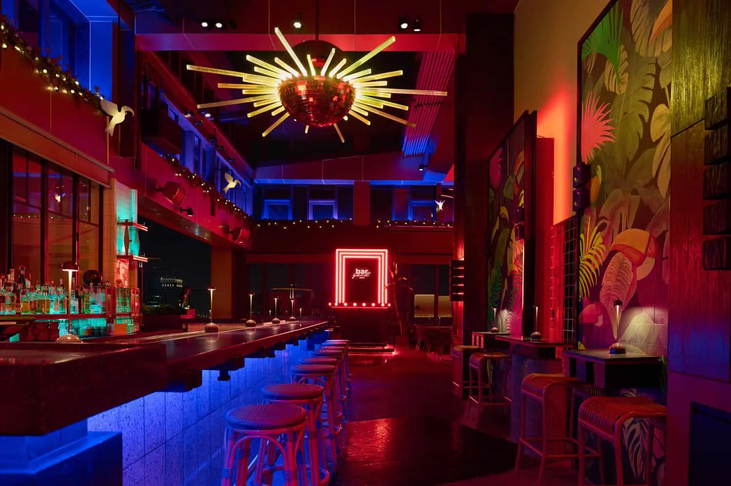 Bar.Yard - neon bar interior heart art