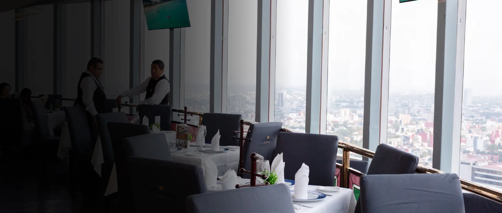 Bellini - dining room in daylight with view