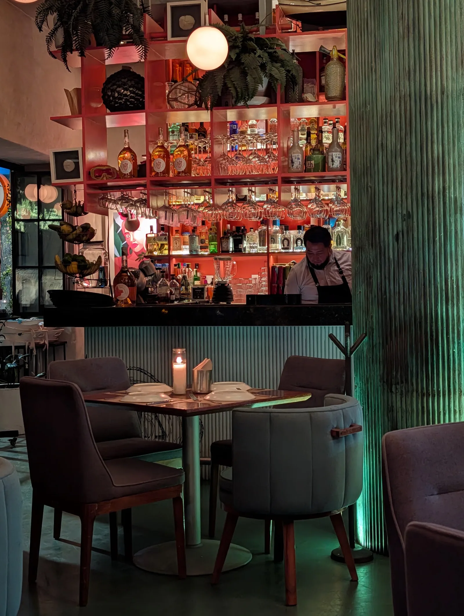 Bellopuerto Polanco - interior bar and banquettes