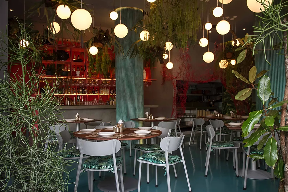 Bellopuerto Polanco - dining room with globe lights