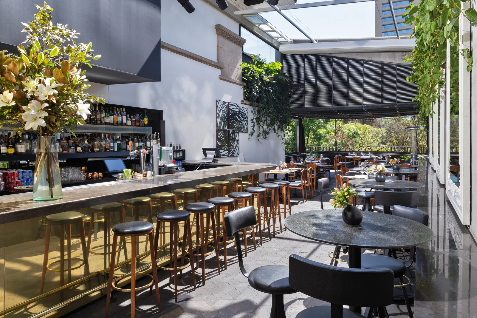 Blanco Castelar - glass roofed garden terrace bar