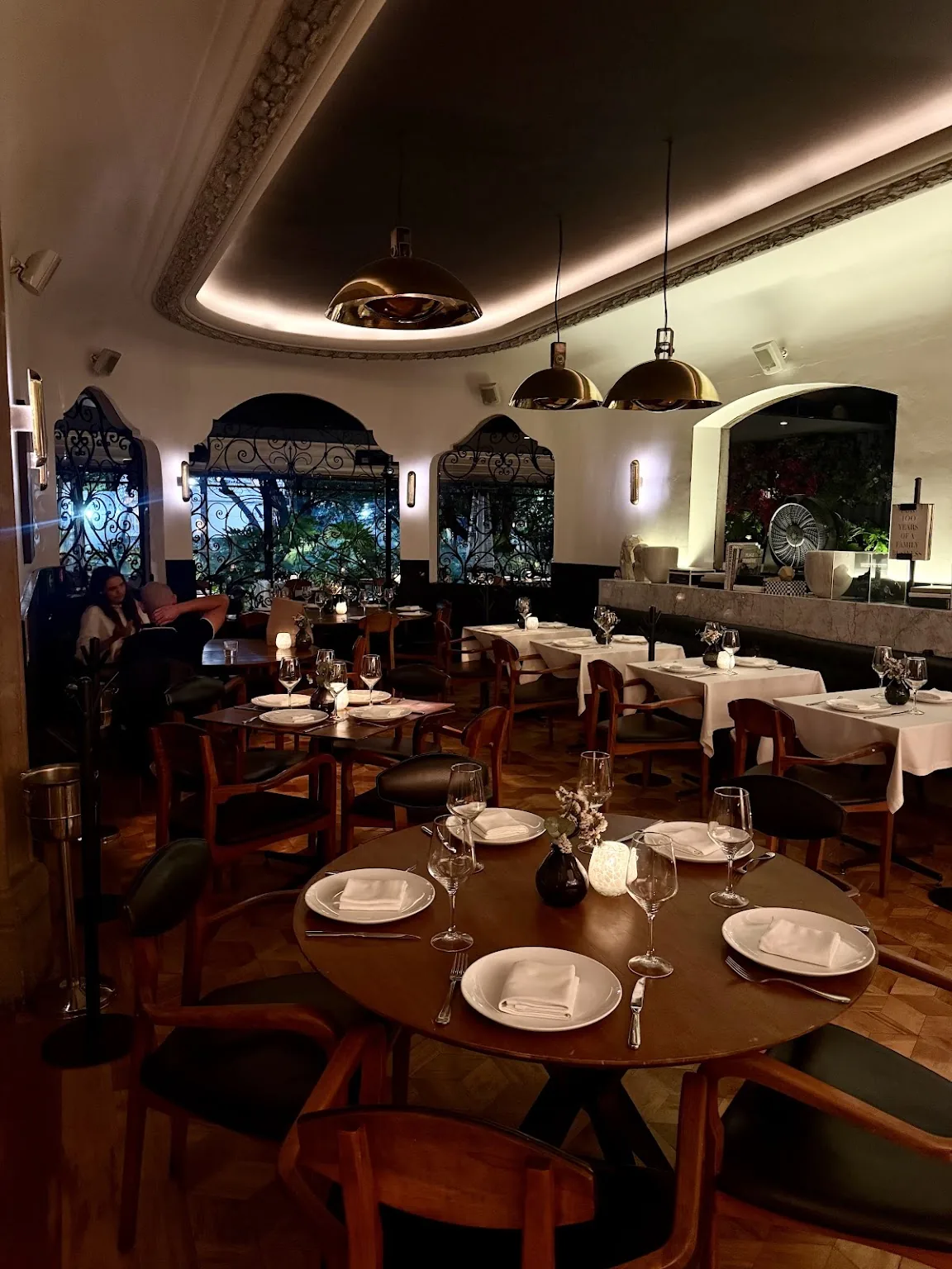 Blanco Castelar - candlelit dining room