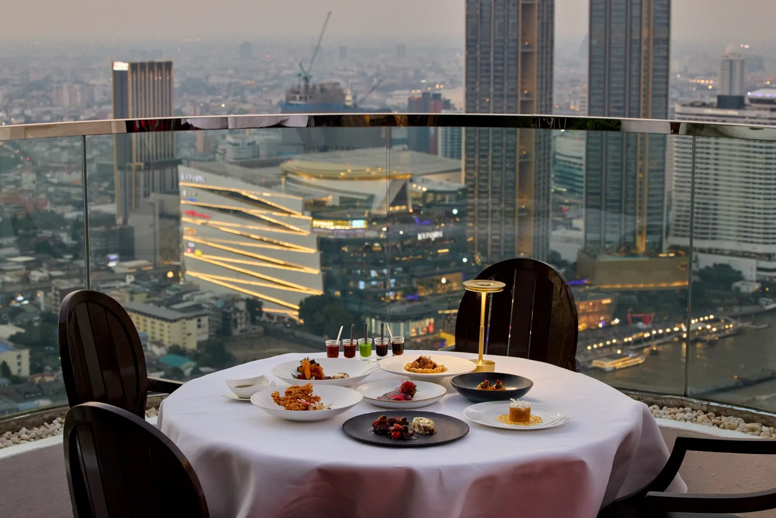 Breeze - table with skyline view