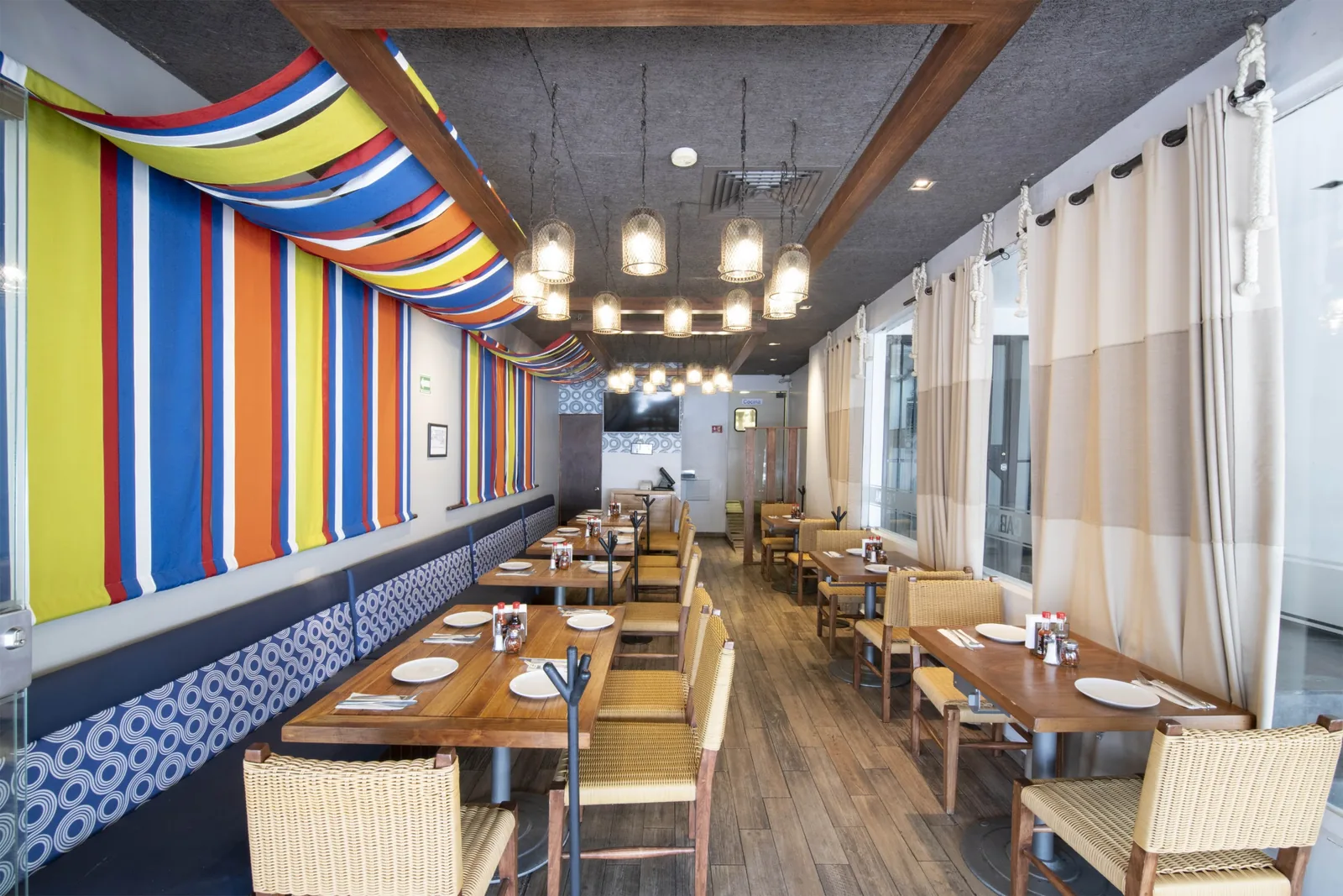 Cabanna Polanco - dining room under striped awning
