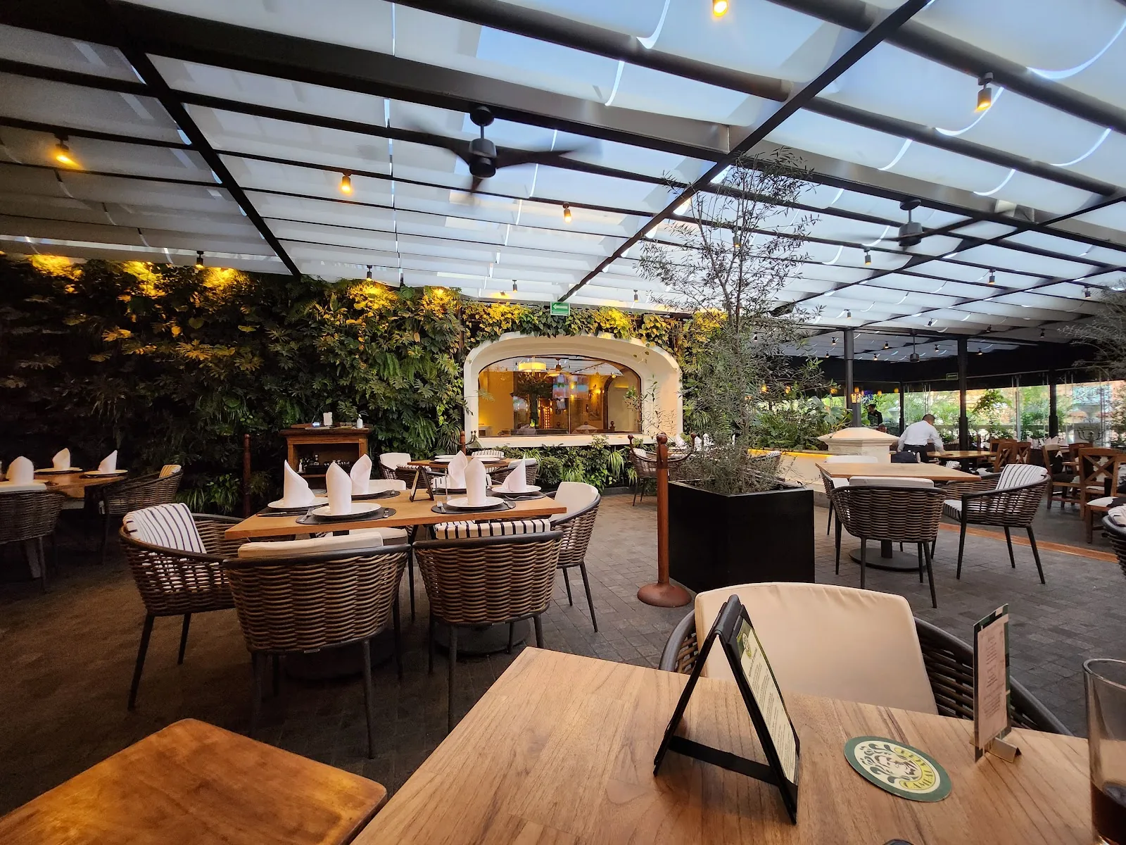 Cambalache - covered terrace dining