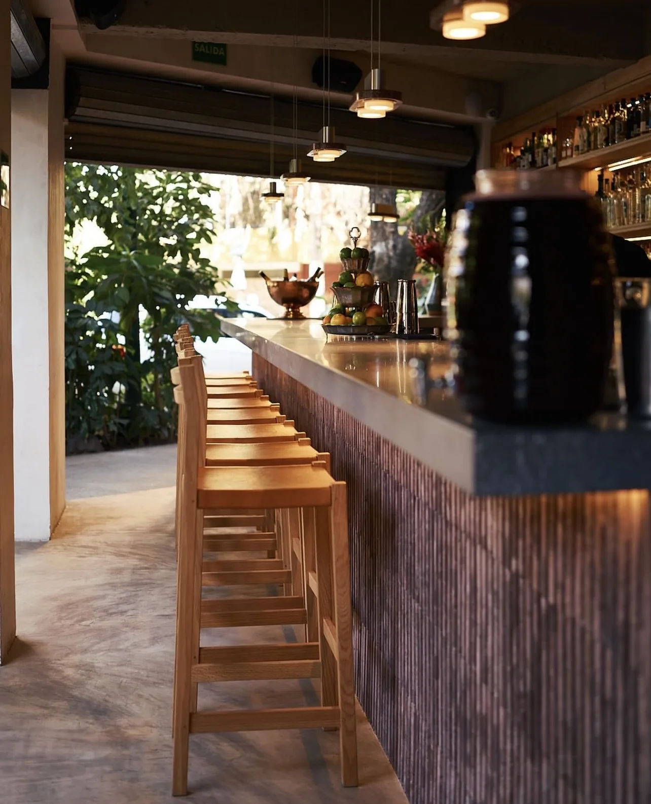 Caracol de Mar - bar counter facing the glass and greener