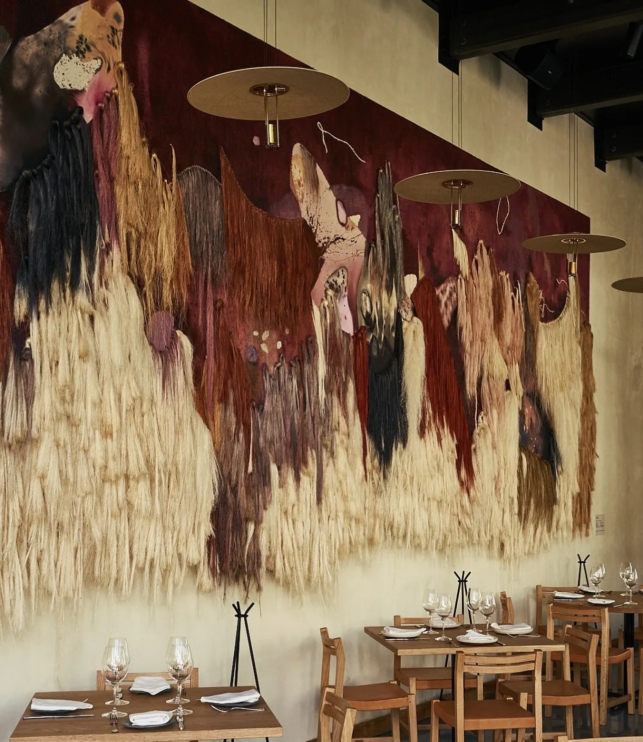 Caracol de Mar - dining room wide view under the mural