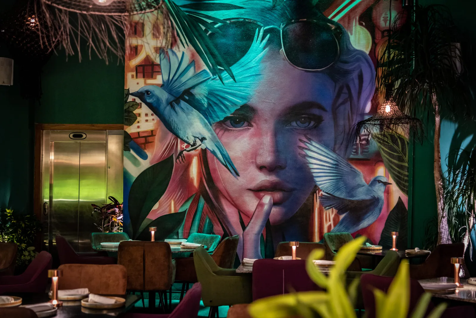 Carajillo - Masaryk - dining room beside the painted mural wal