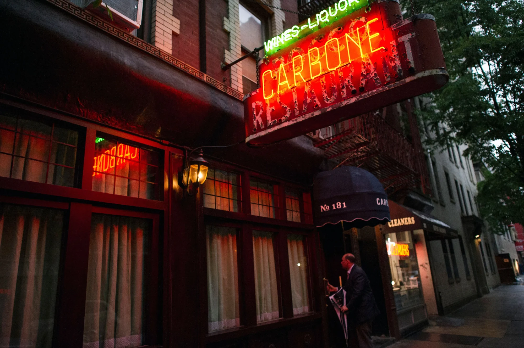 Carbone - cover exterior neon