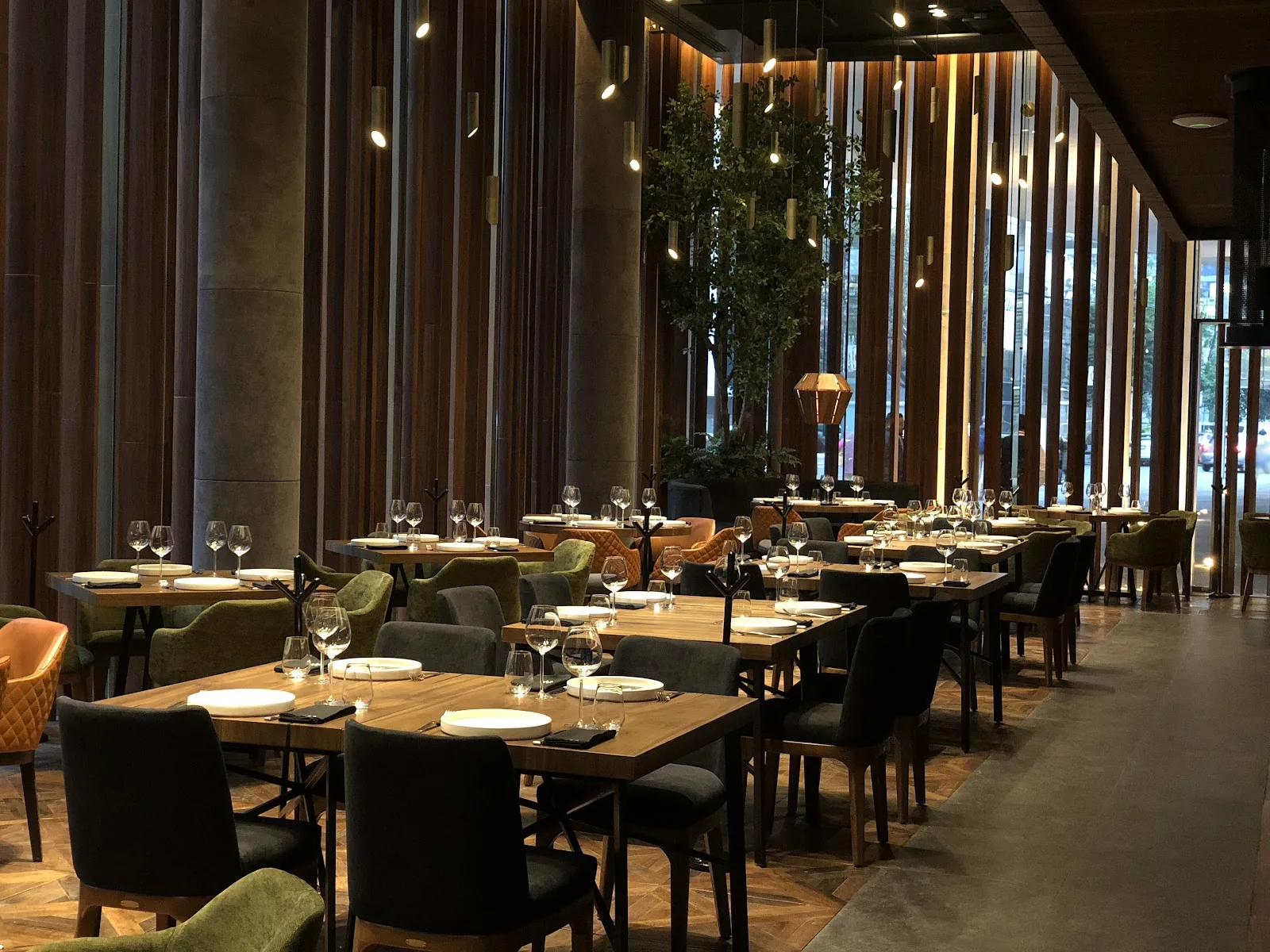 Carmela y Sal - dining room with timber screens