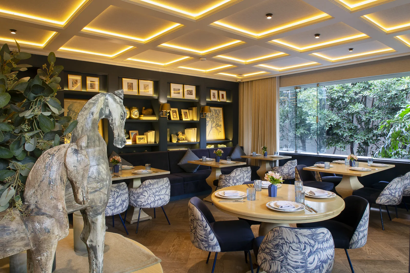 Casa O - Lomas - interior dining room horse sculpture