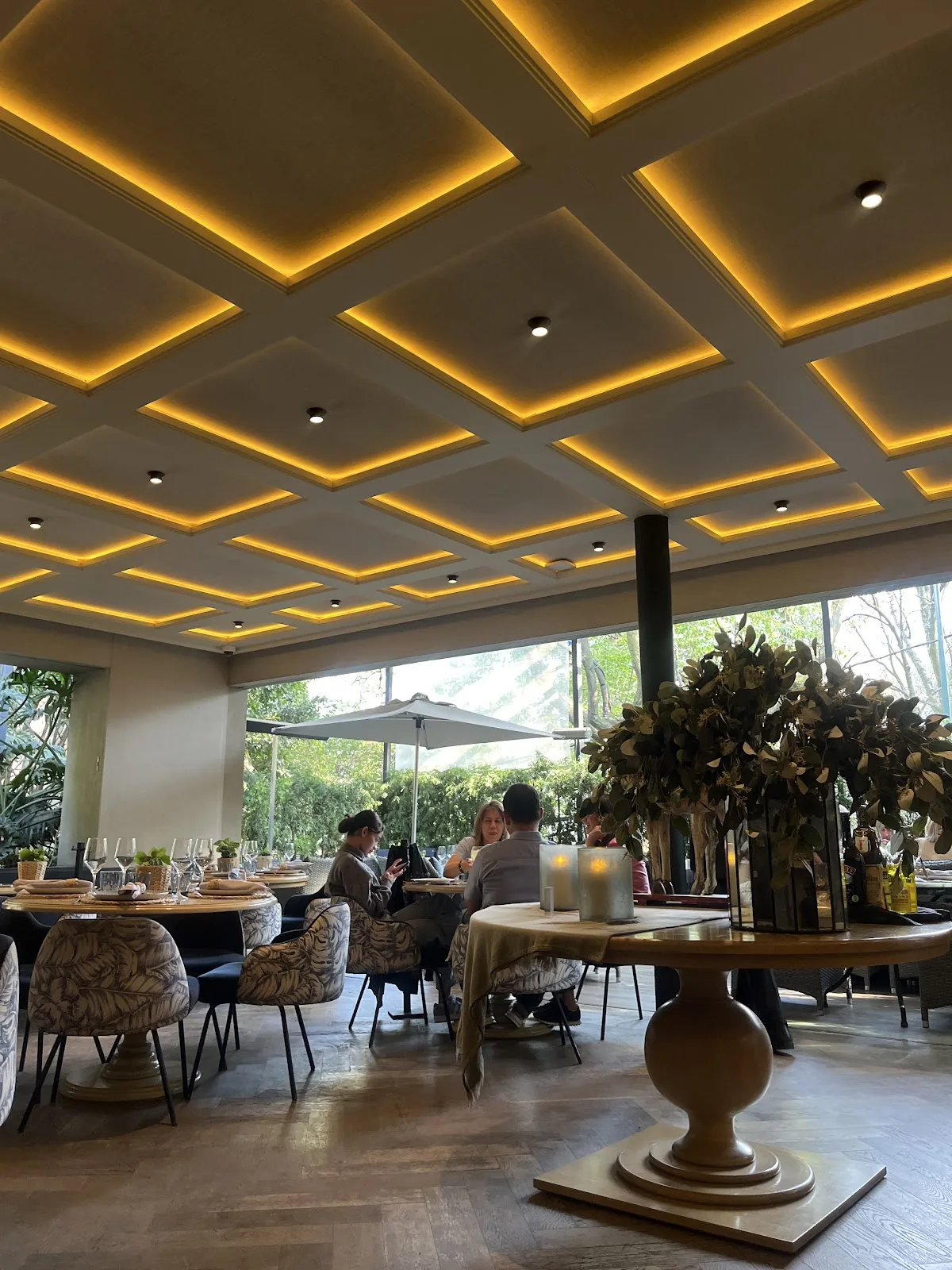 Casa O - Lomas - interior dining room round tables