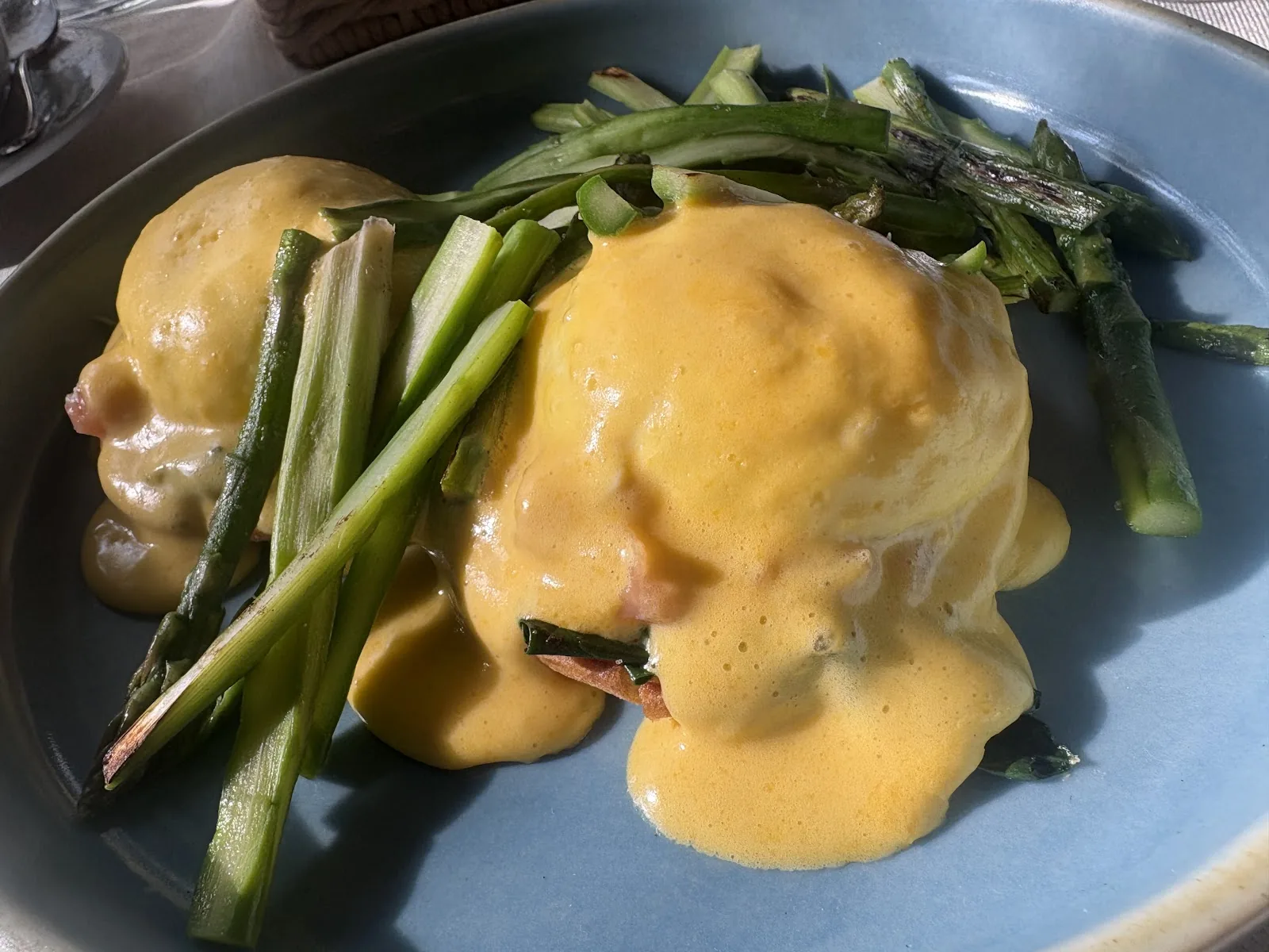 Casa O - Lomas - dish eggs benedict asparagus