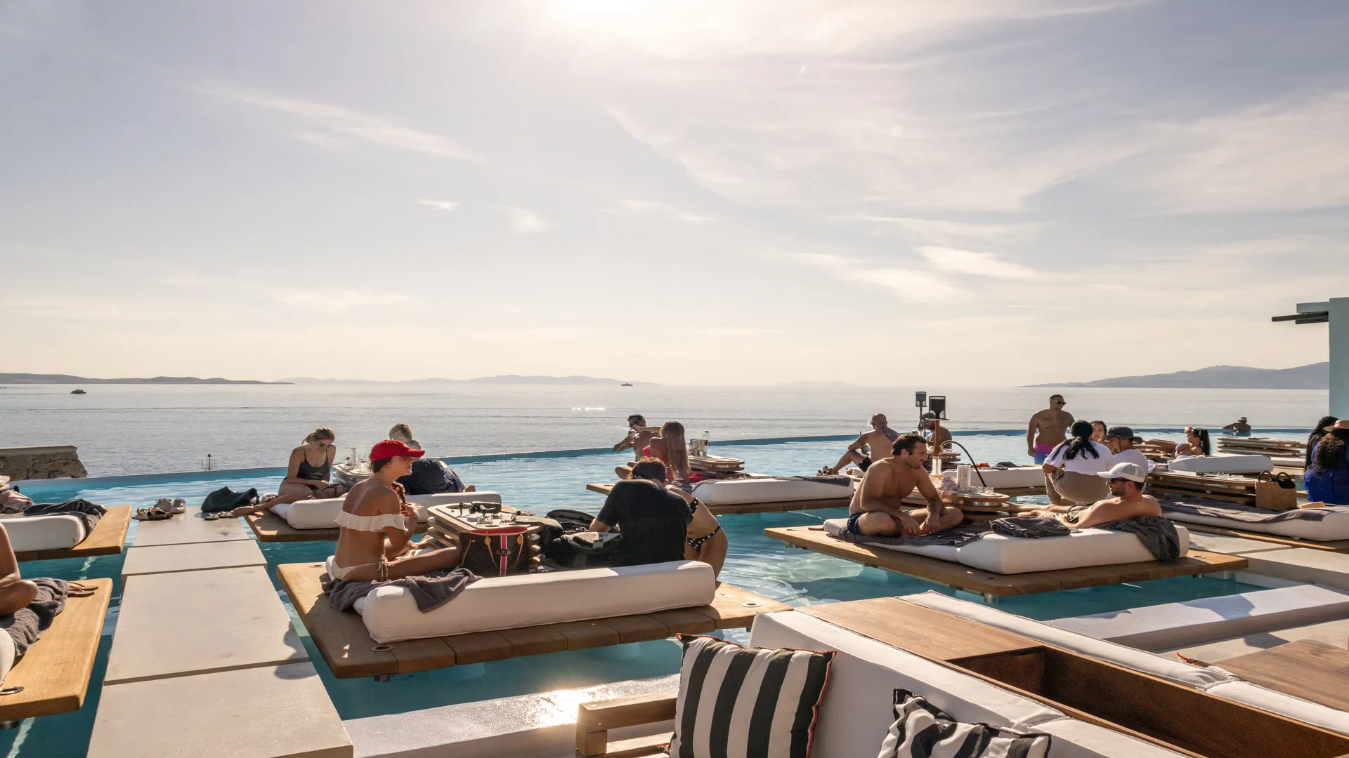 Cavo Tagoo - gallery daytime crowd