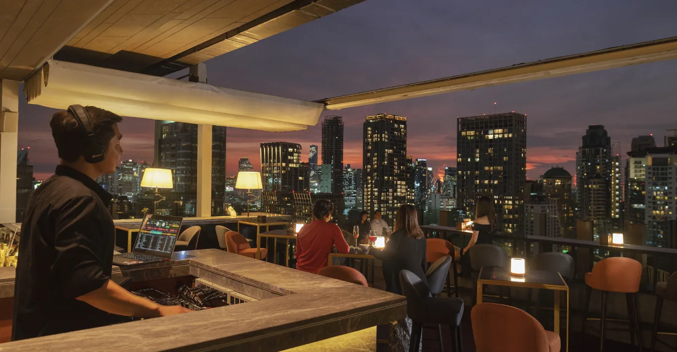 Char Rooftop Bar - bar counter bartender skyline