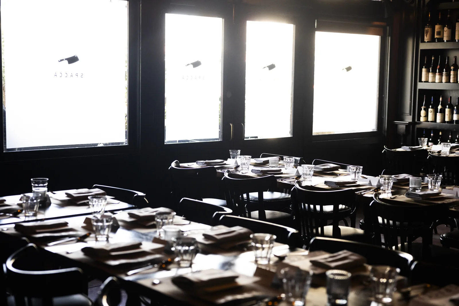 Chi Spacca - window wall dining room