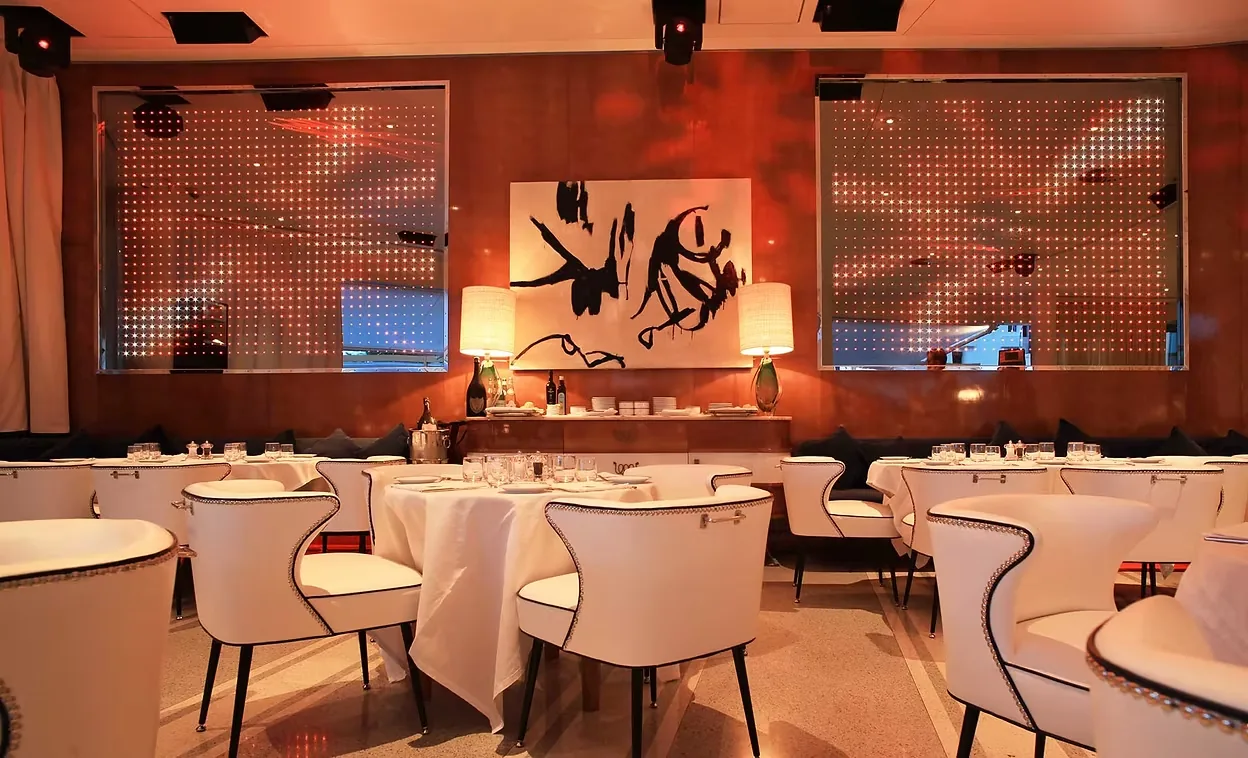 Cipriani Ibiza - dining room red wall