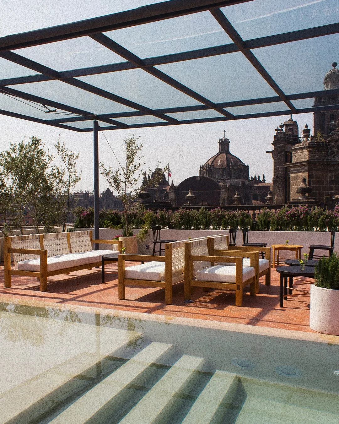 Comedor Mexicano - Circulo Mexicano Rooftop - terrace seating with the sagrario and to