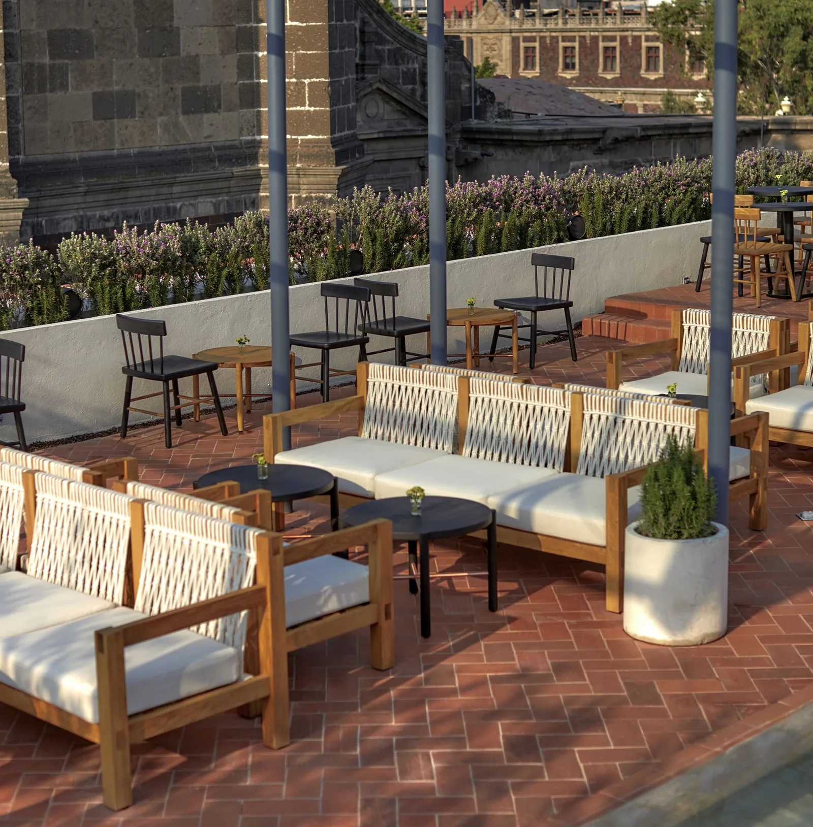Comedor Mexicano - Circulo Mexicano Rooftop - lounge sofas and planters on the rooftop