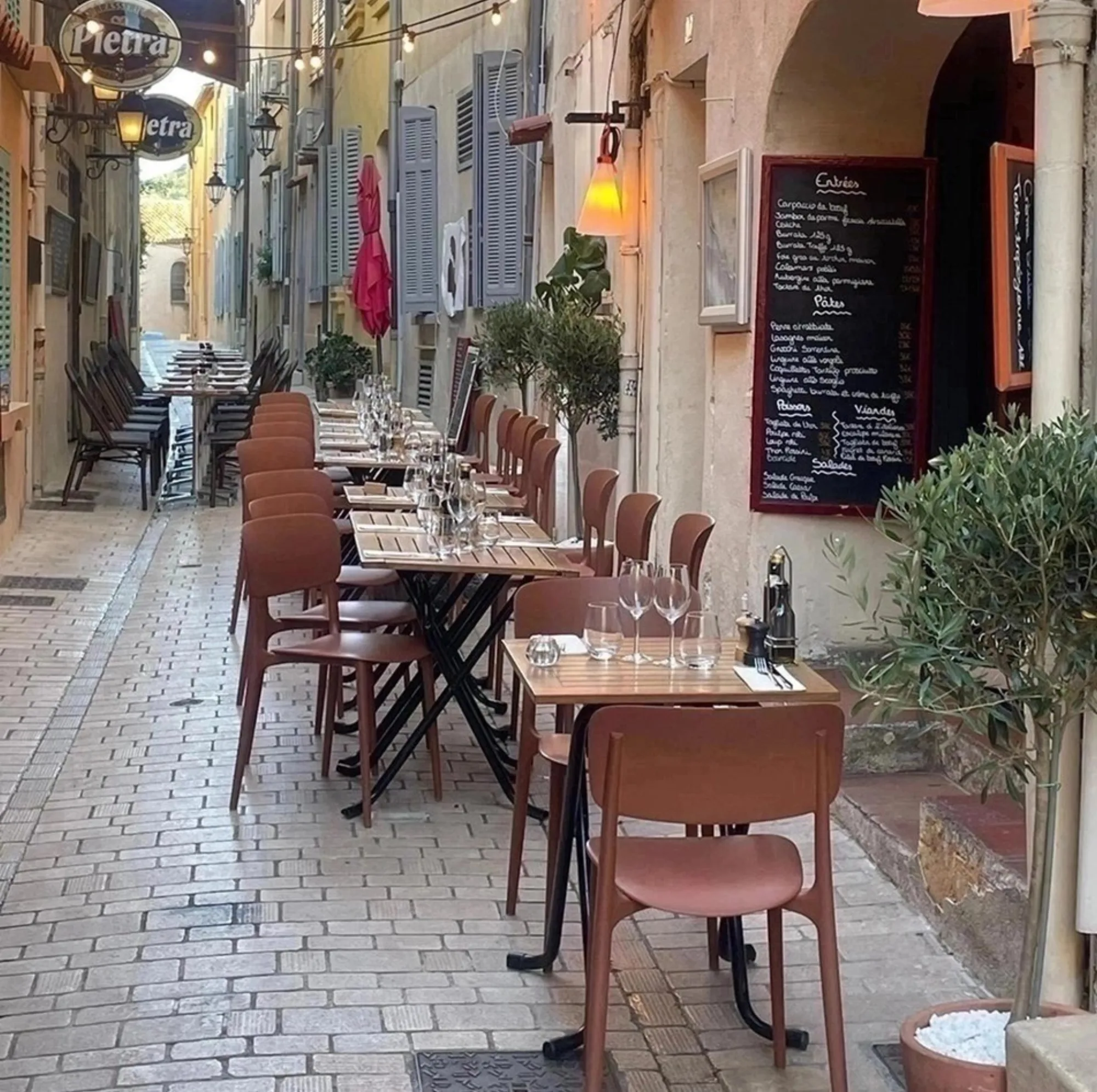 Clandestino - alley terrace dining
