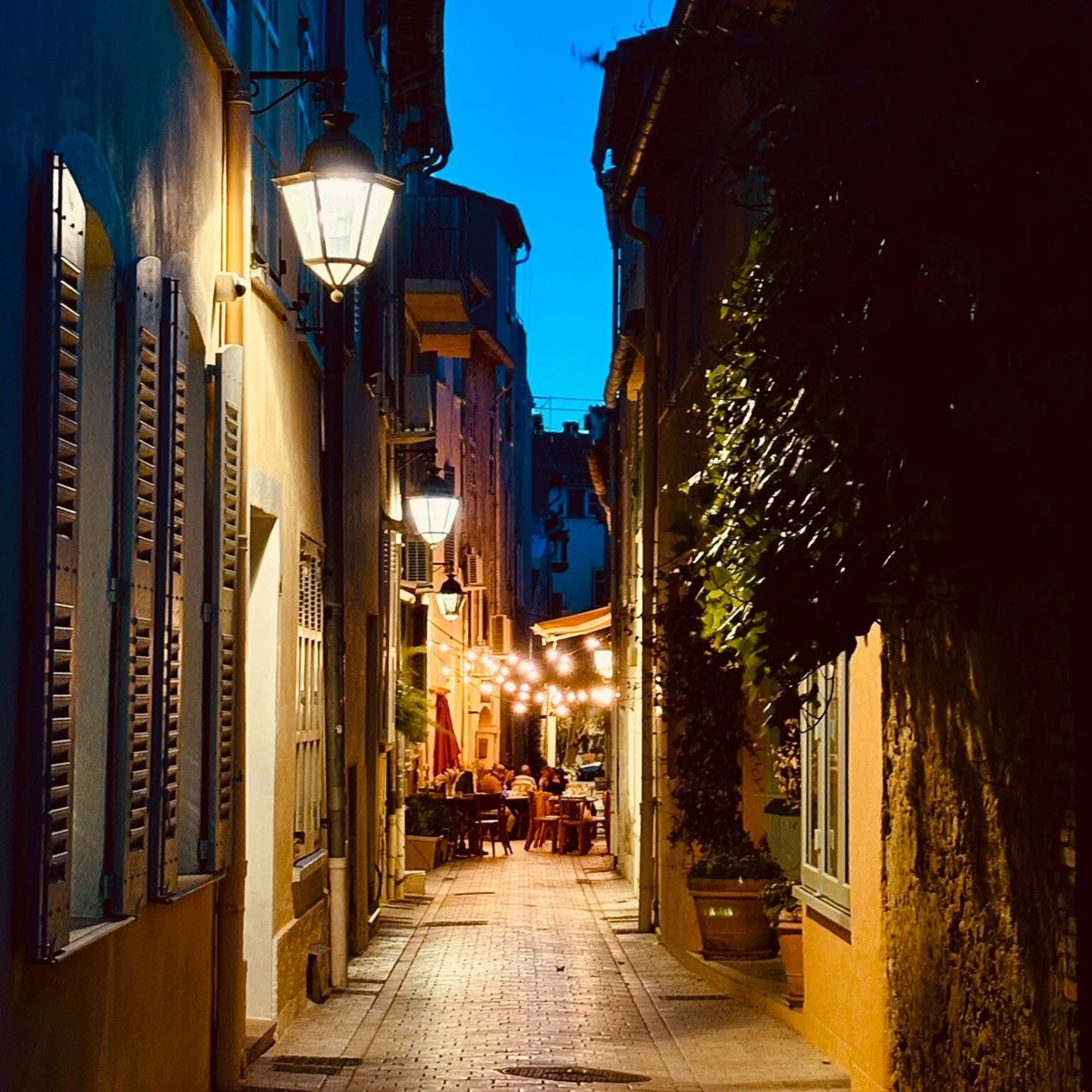 Clandestino - old town alley night