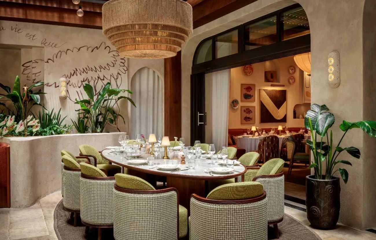 Claudie - private dining table