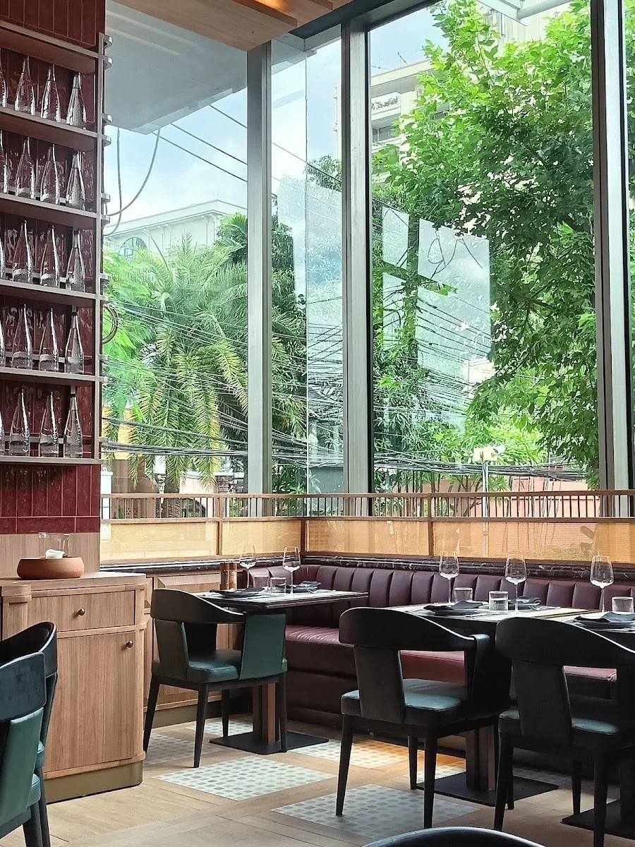 Cocotte Farm Roast & Winery - banquette garden windows
