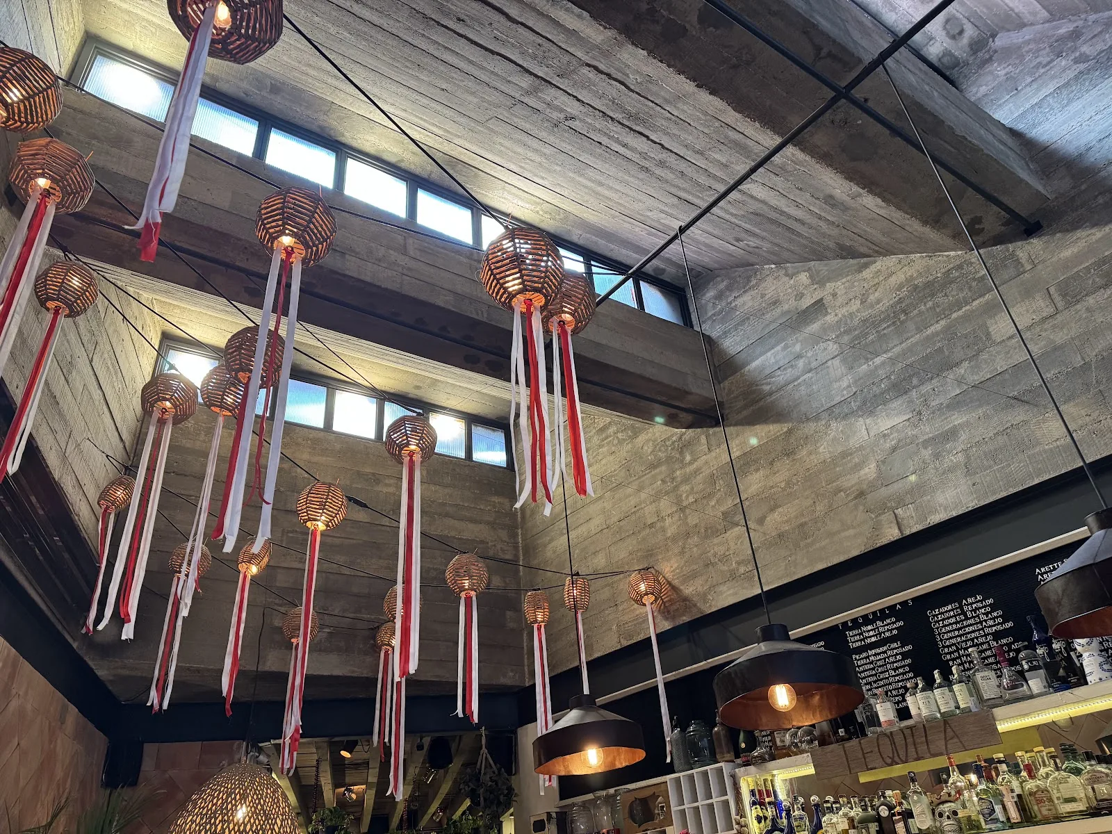 Comedor Jacinta - bar and timber ceiling