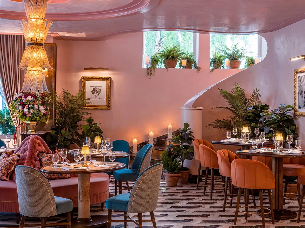 Contessa - pink staircase room