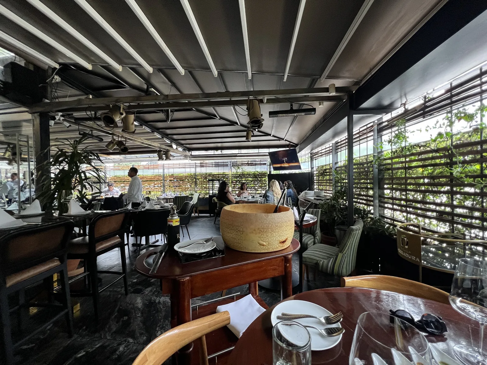 Cuerno - Masaryk - dining room with greenery wall and indus