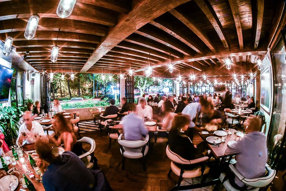 Dante Brasa y Fuego - covered terrace dining full house
