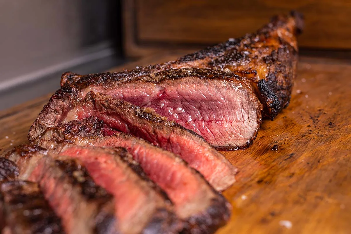 Dante Brasa y Fuego - sliced ribeye on the carving board