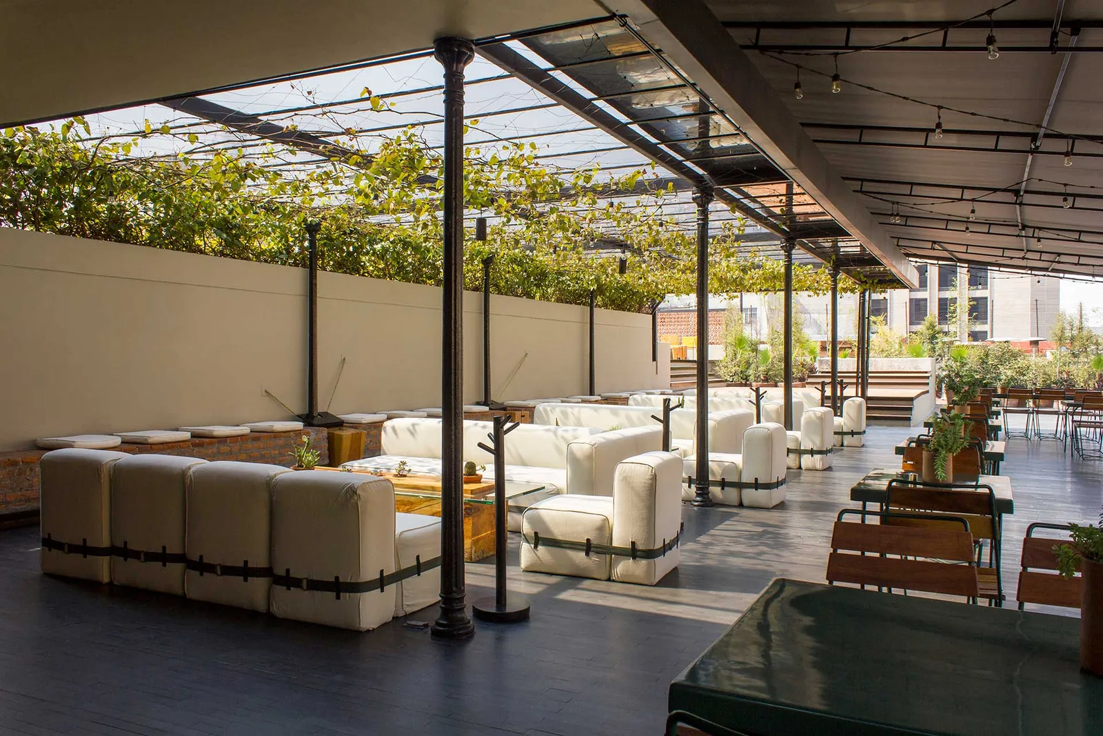 Terraza Downtown - covered terrace lounge with white modula